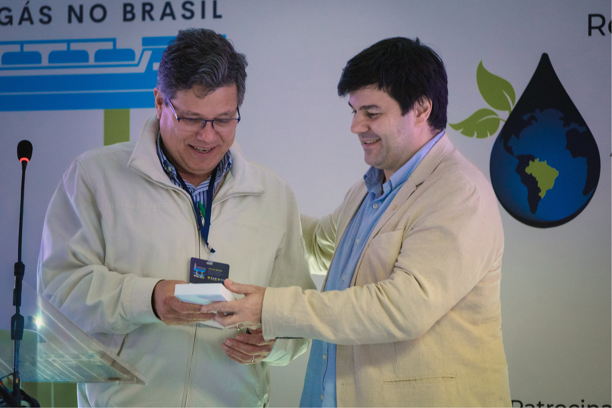 Entrega de homenagem no terceiro Workshop de Gás no Brasil da ABG, sediado pelo Ecoa