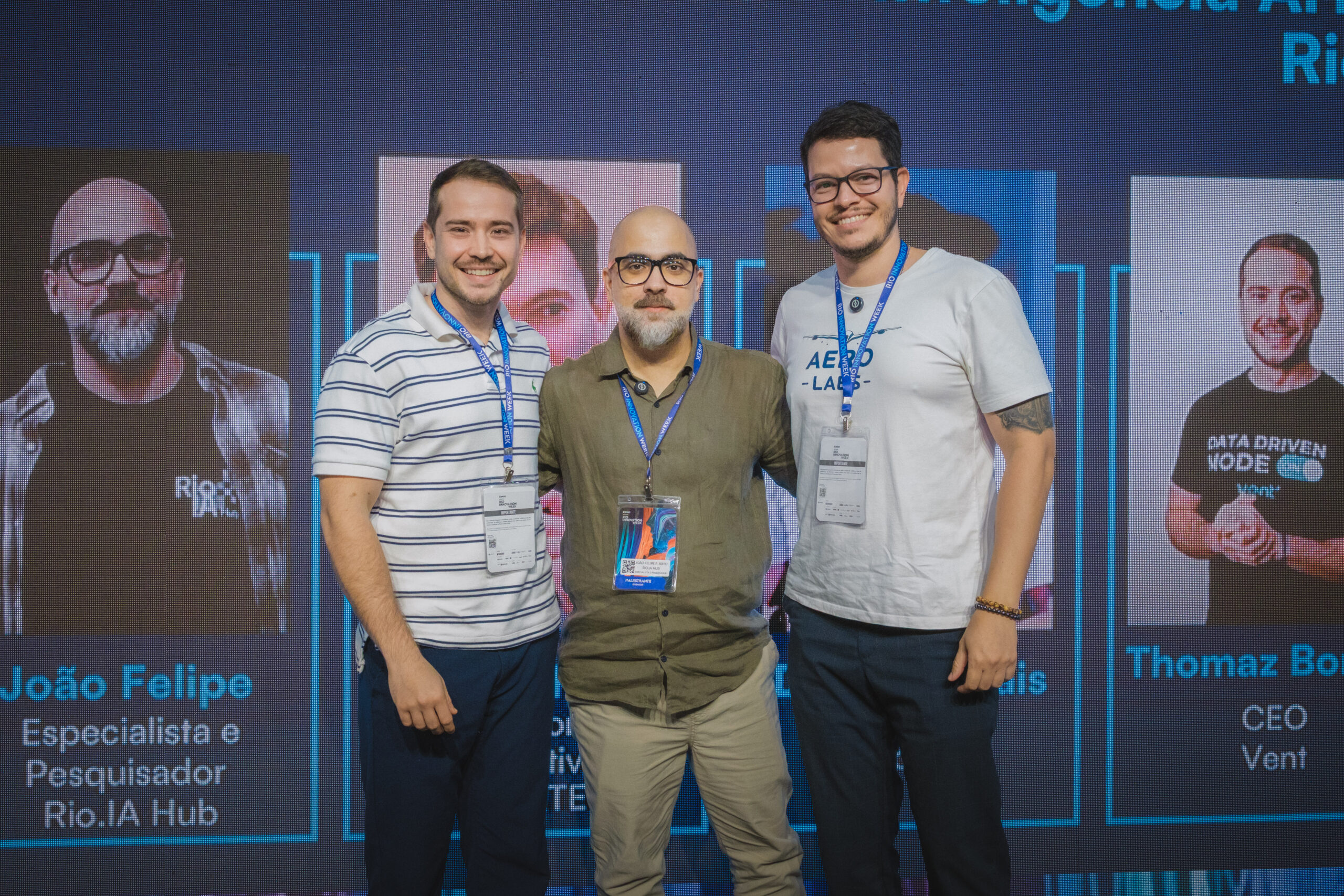 Equipe do Rio.IA Hub na Rio Innovation Week, diante do painel de especialistas do hub