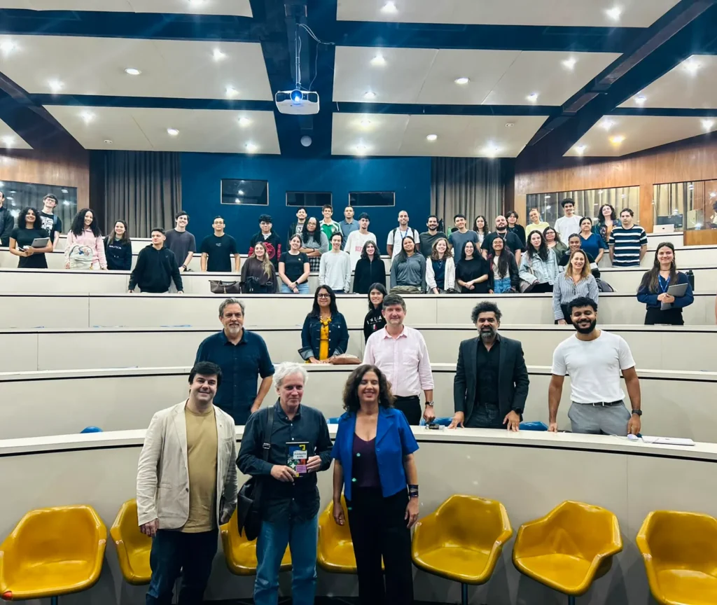 Grupo reunido em auditório após conversa sobre IA com Tatiana Roque no Instituto Ecoa